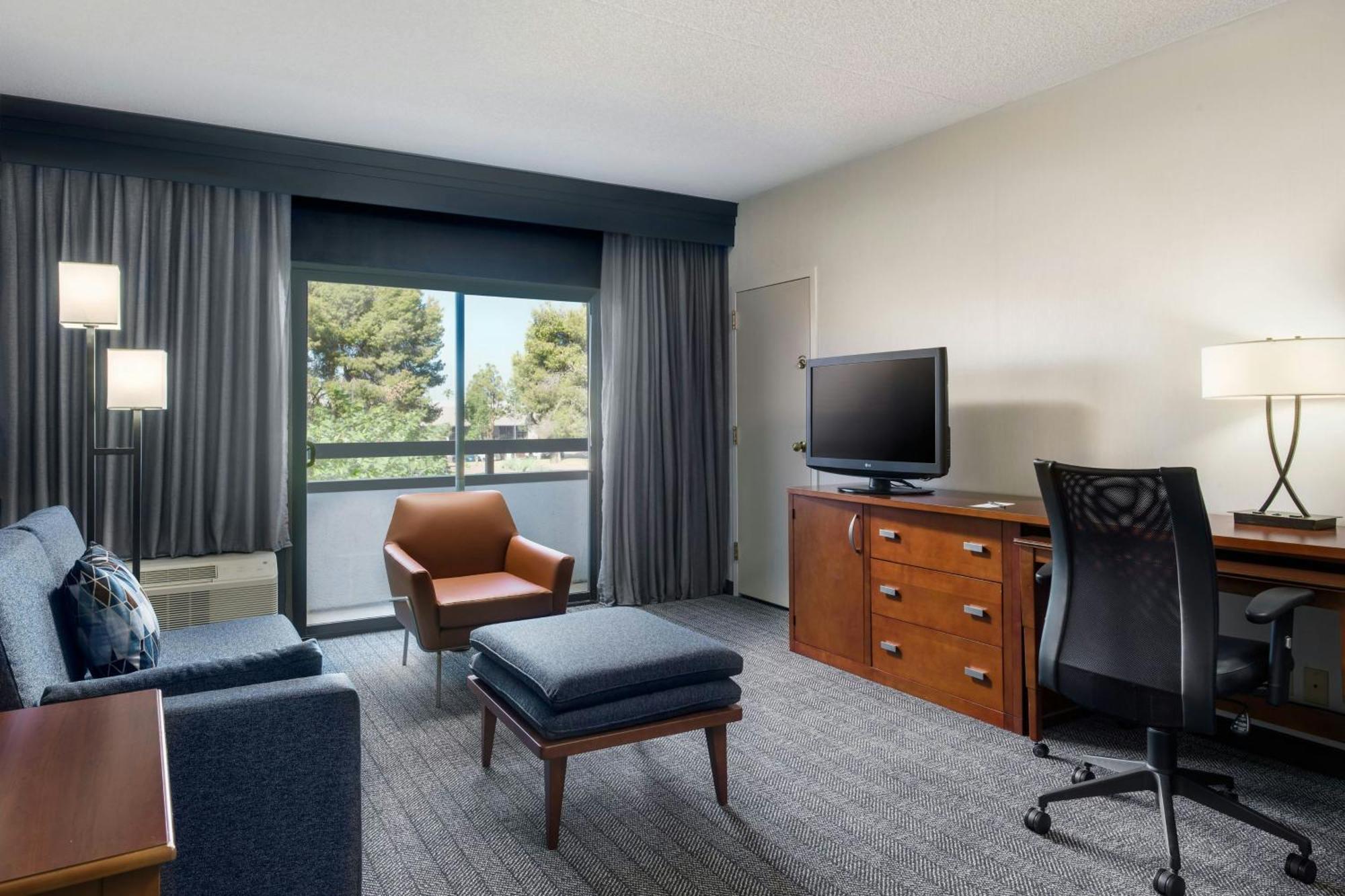 Courtyard By Marriott Phoenix Airport Exteriör bild